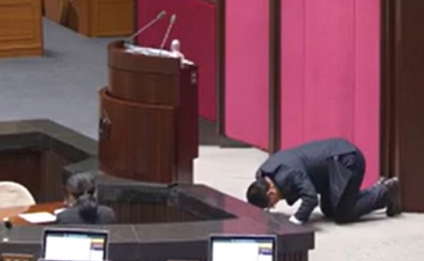 ±¹Èû ¼Û¼®ÁØ "ºñ»ó°è¾ö »çÁË"¡¦»õº® Çʹö µµÁß 'Å«Àý'