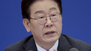 ÀÌ ´ëÅë·É "¼·ù º¹»çÇÏ´Â Á÷¿ø±îÁö ´ÙÁÖÅÃÀÚ »©¶ó"