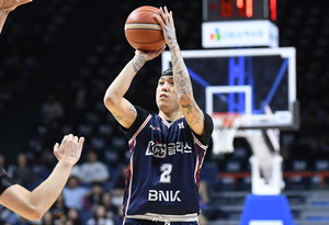 ���ؿ��� â���� ������ ö�� �մ´�