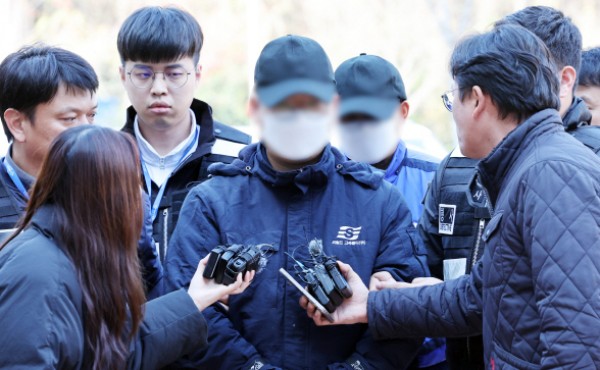 ' ' ػ, ӿ ɻ硦"° ˼"