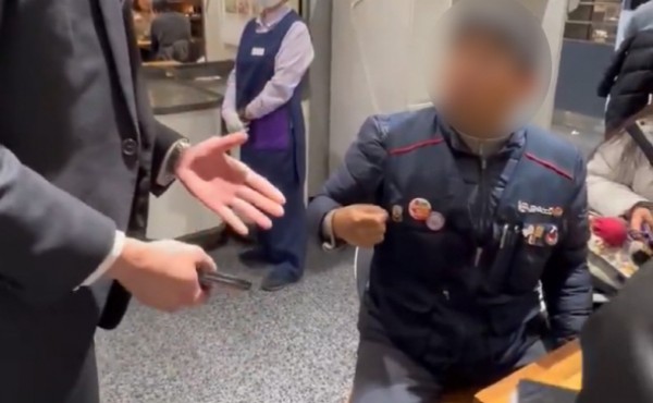 ³ëÁ¶ Á¶³¢ ÀÔÀº ¼Õ´Ô¿¡°Ô ¡°¹þ¾î´Þ¶ó¡± ÇÑ ¹éÈÁ¡ º¸¾È¿ä¿ø