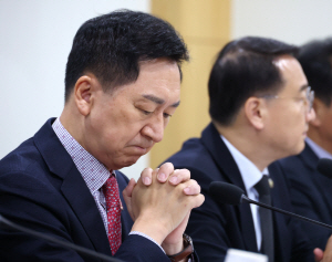 Ư°Ë, ±è°ÇÈñ¿¡ '·ÎÀúºñºñ¿¡ ¼±¹°' ±è±âÇö ÀÚÅà ¾Ð¼ö¼ö»ö