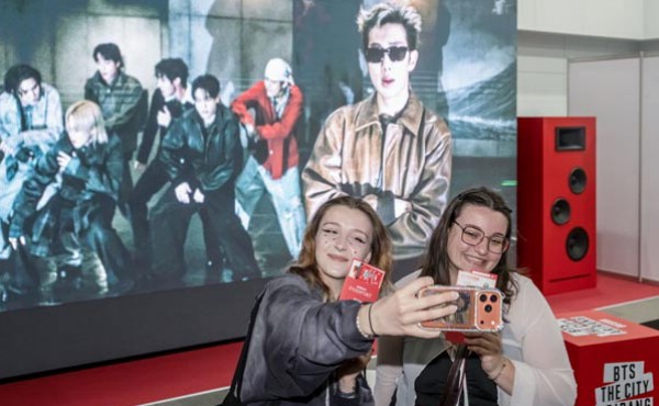 ��BTS�� �¾��ֳ׿䡱 �۷ι� �ƹ� ������ �λ꿪